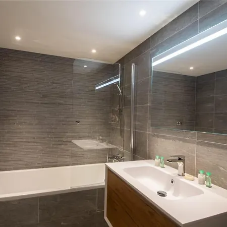 Luxueux Skis Aux Pieds, Jacuzzi Privatif Appartement Courchevel